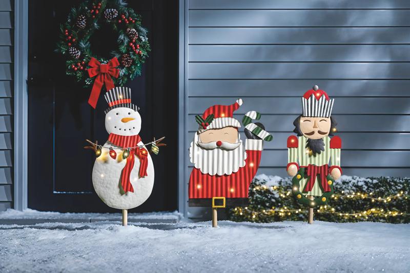 サンタのタイルスタンド Santa Light-Up Yard Stake | LED Corrugated Tin Decor | Mud Pie